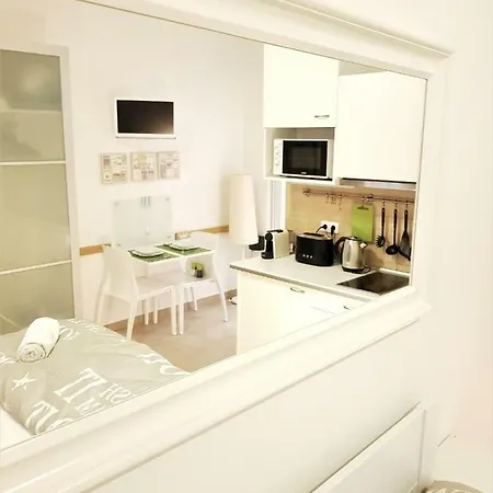 Apartmán Cozy With Parking Near Center