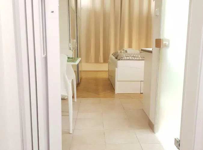 Cozy With Parking Near Center *