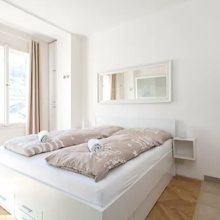 Cozy Near Center *